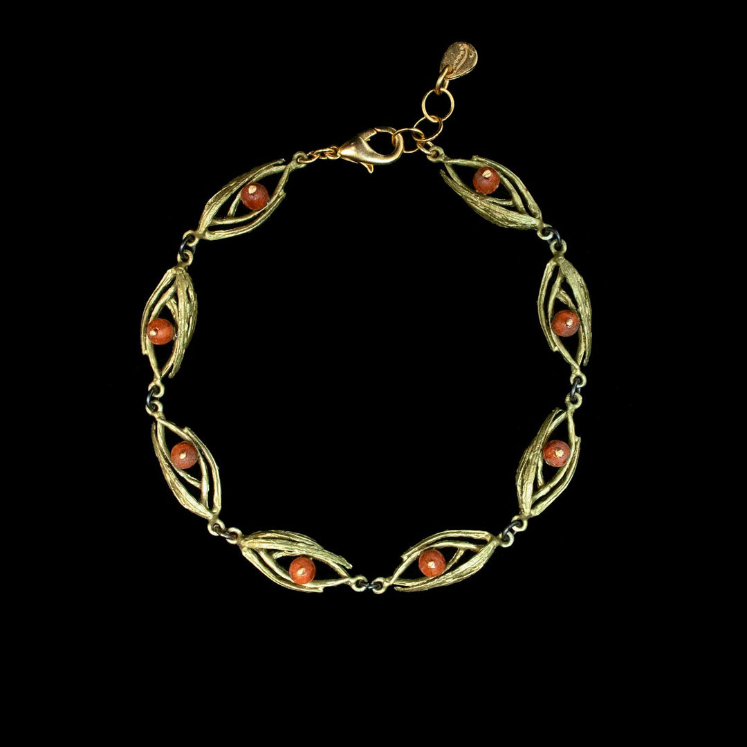 Zierspargel Armband aus grünen Bronze-Gliedern mit Karneolperlen.